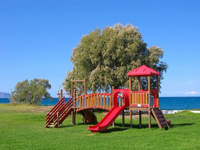 旧杂志做桌面收纳盒